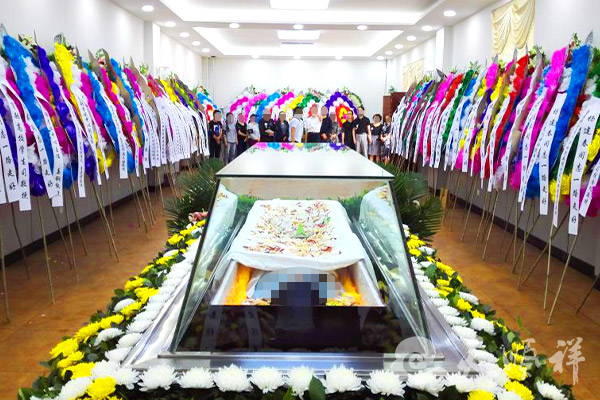 在八宝山殡仪馆为西城区某教师举行告别仪式