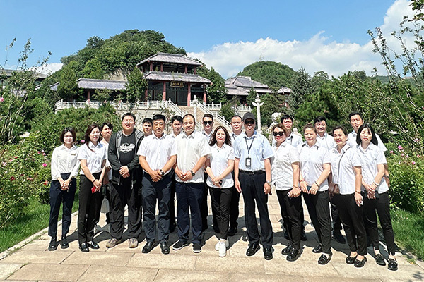 天顺祥领导带领员工参观学习长城华人怀思堂