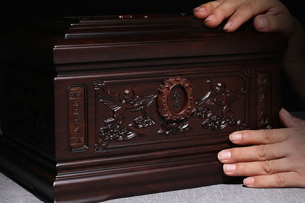 契合信仰的送别,天顺祥神爱世人黑紫檀骨灰盒专为基督教徒定制