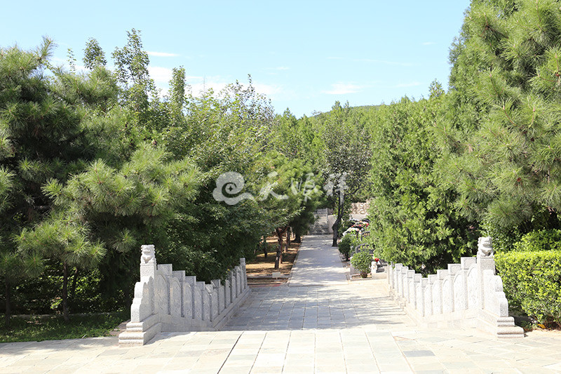 龙泉公墓墓区入口