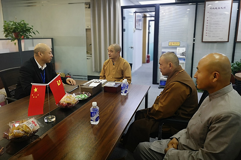 柏岩寺高僧在天顺祥殡仪服务中心进行佛理交流